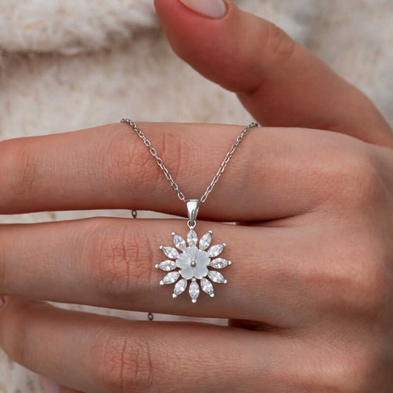 Gümüş Beyaz Manolya Çiçeği Kadın Kolye Gümüş Beyaz Manolya Çiçeği Kadın Kolye