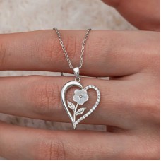 Gümüş Kalpli Beyaz Gül Kadın Kolye