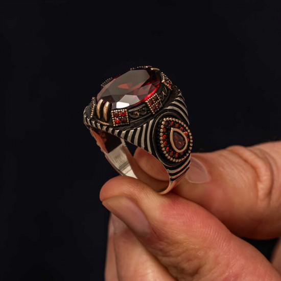 Gümüş Kırmızı Fasetli Taşlı Erkek Yüzük Gümüş Kırmızı Fasetli Taşlı Erkek Yüzük