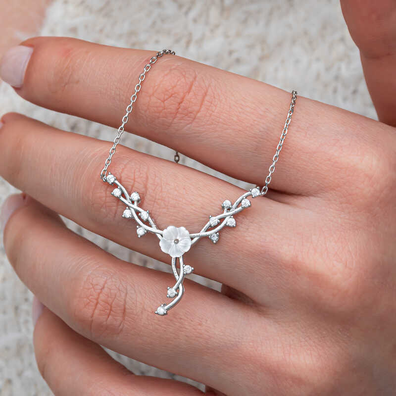 Gümüş Manolya Çiçeği Sarmaşık Kadın Kolye Gümüş Manolya Çiçeği Sarmaşık Kadın Kolye