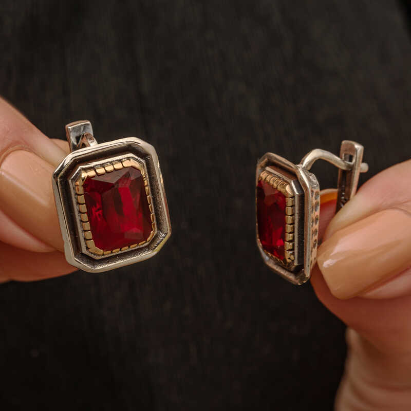 Gümüş Yakut Taşlı Otantik Kadın Küpe Gümüş Yakut Taşlı Otantik Kadın Küpe